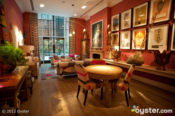 Il salotto di design di Crosby Street Hotel prende spunto dal suo quartiere alla moda di SoHo.