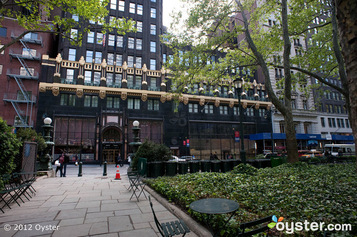 A fachada dourada do Bryant Park Hotel tem vista para o belo parque Midtown.