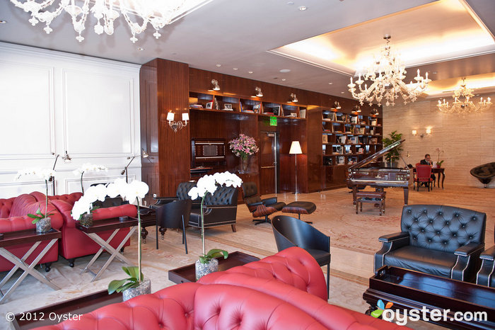 La decoración elegante y sencilla con detalles de lujo es el nombre del juego en Mr. C, comenzando en el lobby.