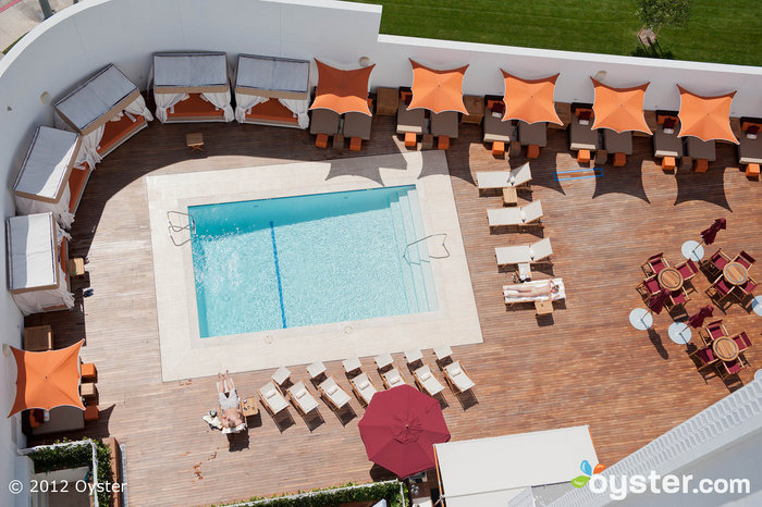 Der Pool ist klein, aber mit einem Teak Deck und luxuriösen Cabanas ist es sicherlich sexy.