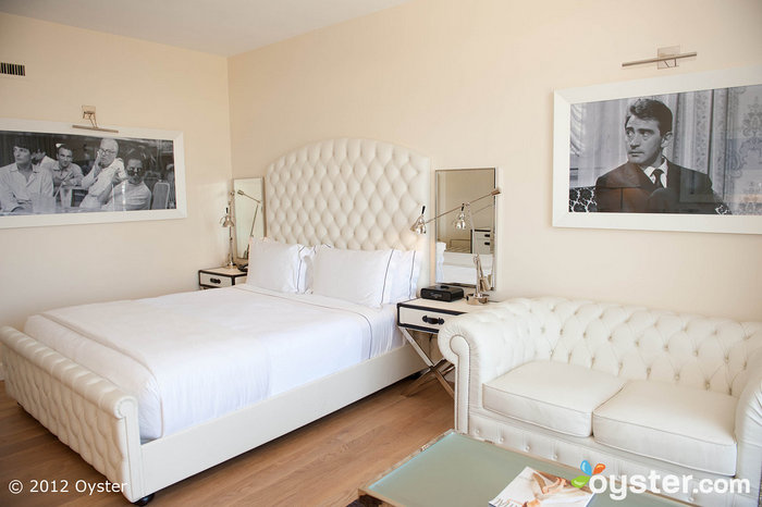 Decorazioni completamente in bianco e foto in bianco e nero conferiscono alle camere un tocco glamour da vecchia Hollywood.