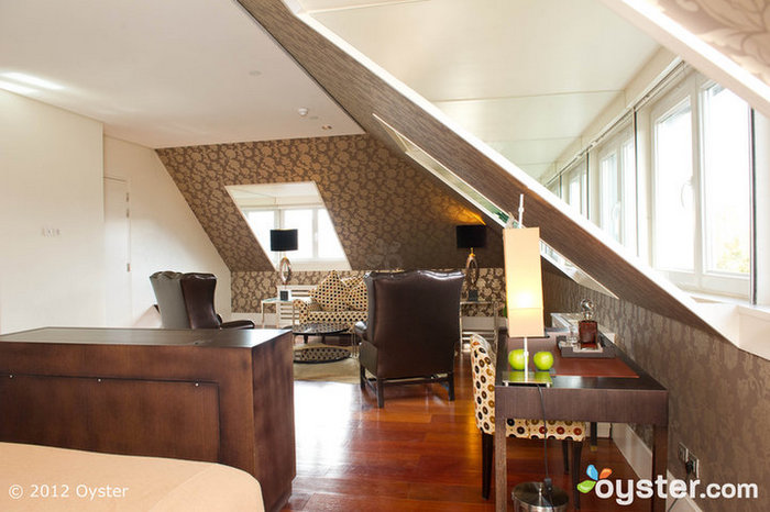 A Suite Penthouse exala luxo Português.