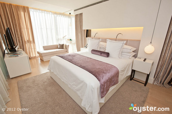 Les chambres haut de gamme d'avant-garde sont blanches et beiges avec des accents violets.