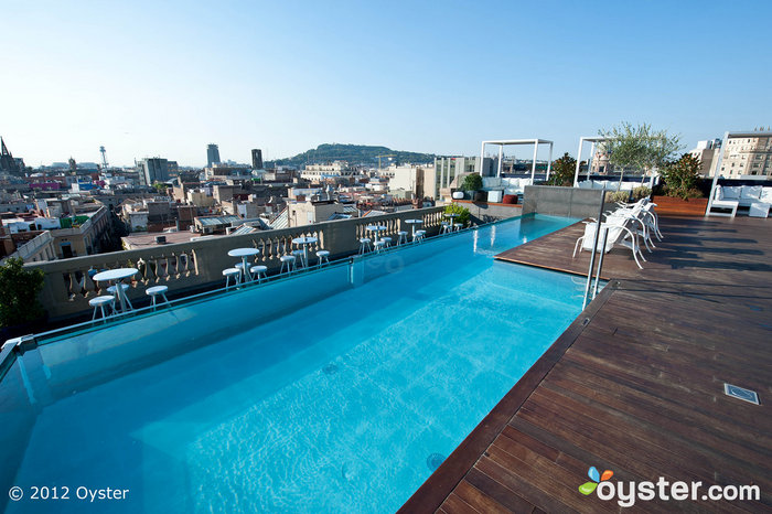 A piscina e lounge do Ohla na cobertura oferecem vistas incríveis da cidade.