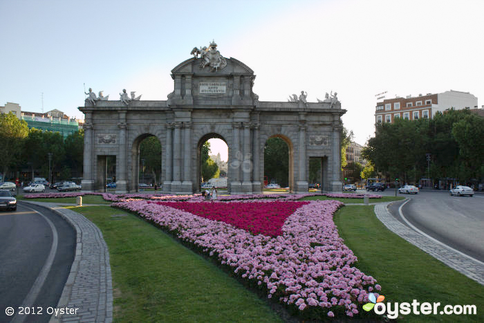 Die Puerta de Alcala ist eines der bekanntesten Wahrzeichen Madrids