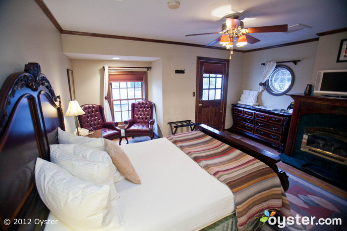 O Maple Room tem uma aconchegante lareira de aparência antiga ao pé da cama.