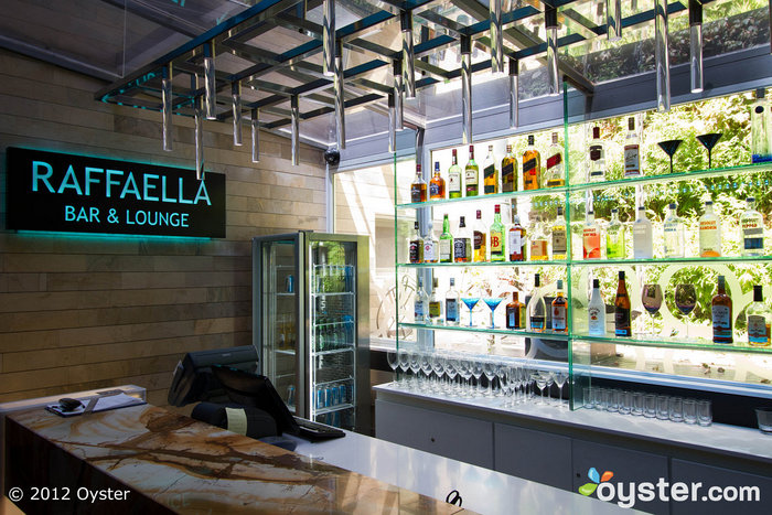 Die Raffaella Bar & Lounge blickt auf den Innenhof.