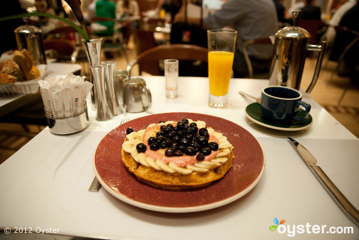 Le brunch chez Norma n'est pas bon marché. Mais si vous n'êtes pas prêt à déposer un grand, commandez plutôt ces savoureuses gaufres enrobées de fruits.