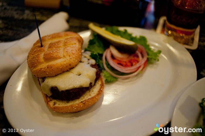 El Burger Bar del complejo ofrece muchas otras sabrosas opciones de hamburguesas que no le costarán todas sus ganancias.