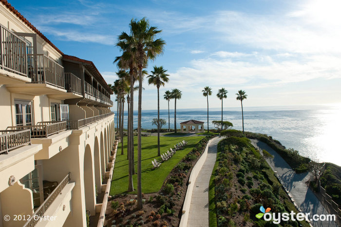 El hotel está justo en la playa y ofrece excelentes vistas del Océano Pacífico.