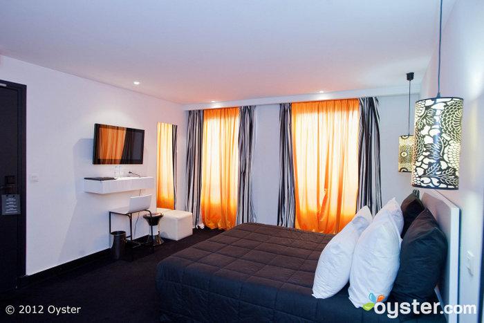 Las habitaciones son modernas y están equipadas con televisiones de pantalla plana y Wi-Fi gratis.