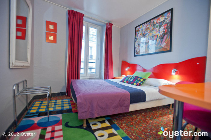 O Beaumarchais tem coloridos quartos básicos, com televisões de ecrã plano e casa de banho privada