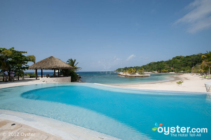 A piscina principal do hotel tem vista para a praia privativa.