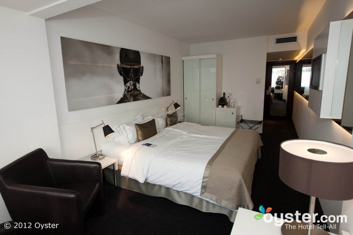 Las habitaciones modernas y elegantes tienen nupcias blancas y nupciales en blanco.