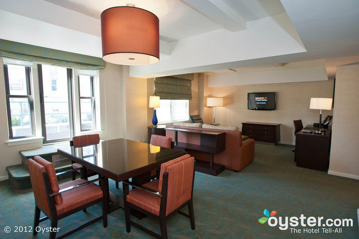 Questa suite con una camera da letto ha un sacco di spazio, tra cui una terrazza con vista sull'Empire State Building.