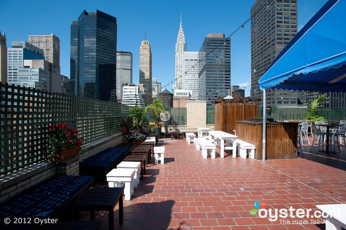 Il giardino sul tetto è un luogo di successo con una splendida vista dell'edificio Chrysler.