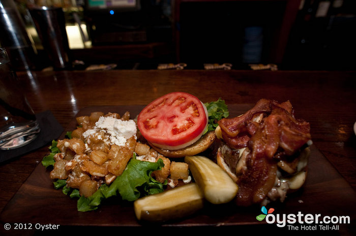 El bar Rare sirve deliciosos bocados para carnívoros como esta hamburguesa de queso y tocino.