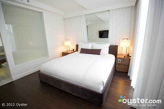 Las habitaciones cuentan con muebles modernos y camas lujosas con sábanas Sferra.