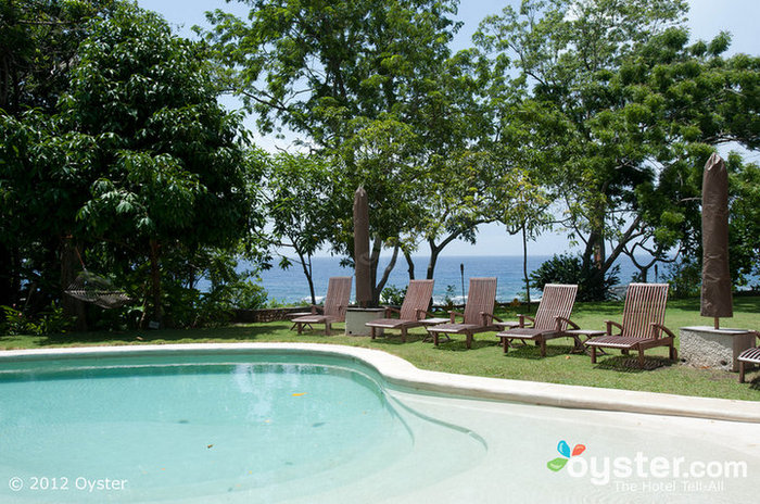 Aujourd'hui, l'imposante villa Fleming demeure intacte, avec sa propre piscine privée et même le bureau original de l'écrivain sur lequel il a trimé année après année.