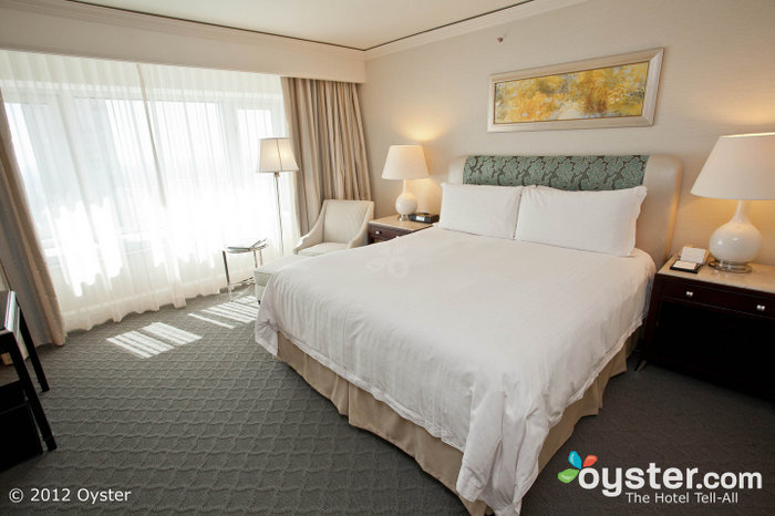 Die Zimmer und Suiten im Four Seasons bieten eine hervorragende Aussicht auf die Stadt oder den See sowie moderne Annehmlichkeiten.
