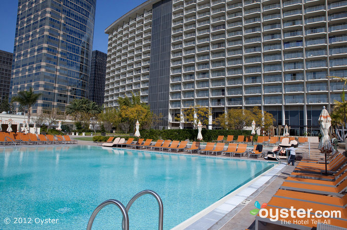 La piscina presso l'Hyatt Regency Century Plaza a West LA