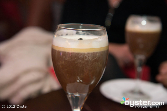 El House Hotel de Galway tiene un bar de cocina caliente que sirve café irlandés y cócteles creativos.