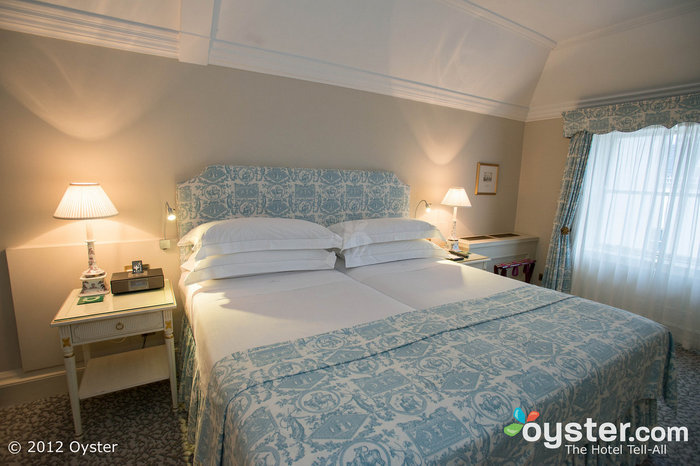 El Merrion Hotel ofrece a los huéspedes calcetines de cama de cachemira y botellas de agua caliente para mantenerse calentito por la noche.