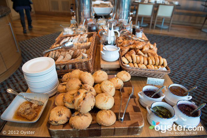 O buffet de café da manhã do River Lee Hotel inclui itens quentes, como bacon e linguiça.
