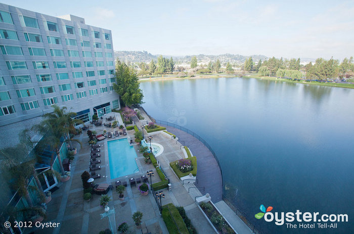 L'hôtel propose une belle piscine extérieure avec des chaises longues donnant sur le lagon.