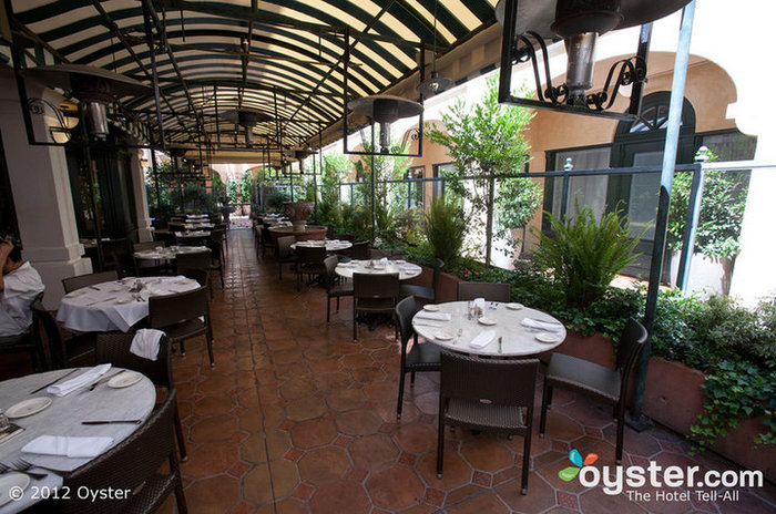 Il ristorante italiano di lusso ha posti a sedere all'aperto e un menù meraviglioso con ingredienti freschi.