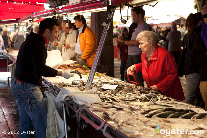 Der Rialto Fisch und Gemüsemarkt in San Polo ist ein ausgezeichneter Ort, um zu entdecken, was die Einheimischen essen.