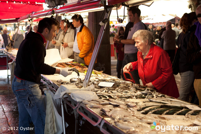 サン・ポーロのリアルト魚菜市場は地元の人が何を食べているかを発見するのに最適なスポットです。