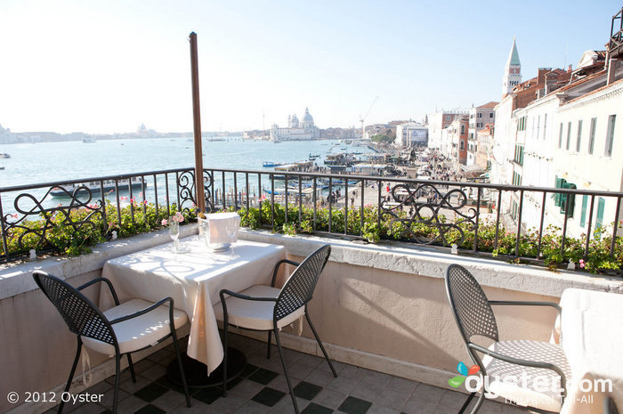 Una tazza di cioccolata calda in un freddo giorno d'inverno - insieme ai panorami dell'Hotel Locando Vivaldi - potrebbe essere solo un paradiso.