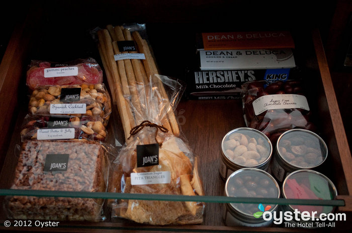 Asaltar el minibar del hotel puede producir resultados sorprendentes; en el Thompson Beverly Hills, por ejemplo, los huéspedes encontrarán golosinas gourmet en el mercado local Joan's on Third.