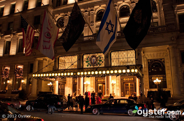 Nesta temporada de festas, o The Plaza é palco da maior menorah do mundo, além de outros celebrados convidados.