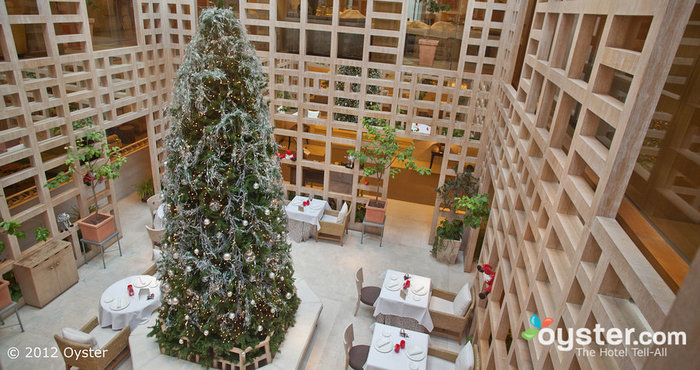 El Hesperia Madrid pone su árbol interior gigante en buen uso durante las vacaciones.