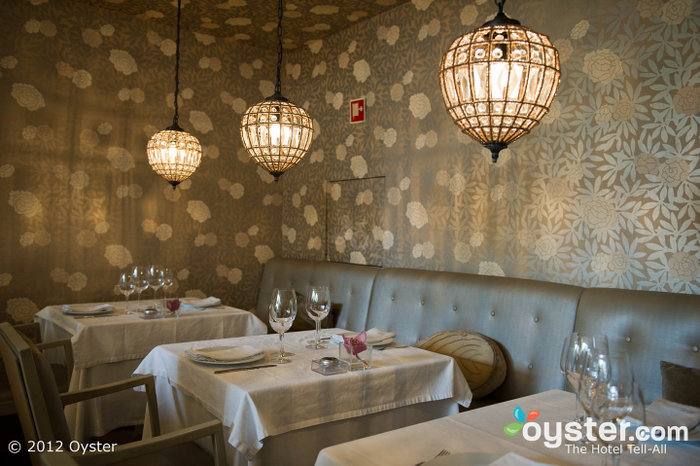 O restaurante tem uma decoração atraente com toques contemporâneos e lúdicos.