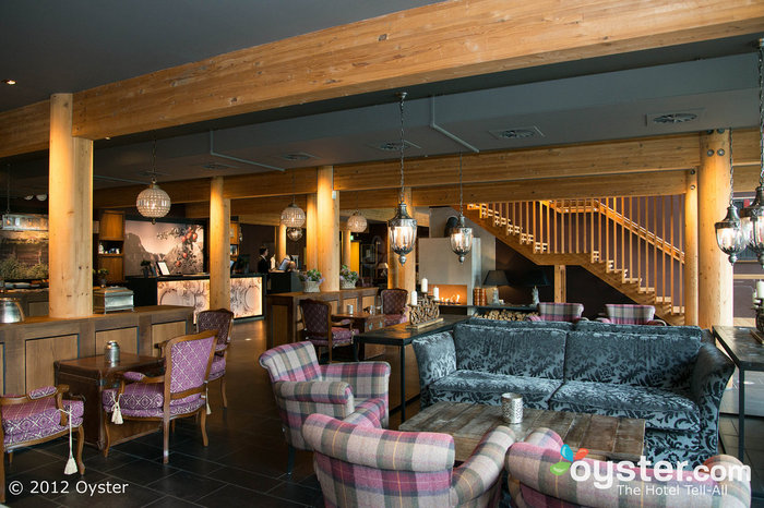 Die gemütliche Lobby des Fretheims mit einem offenen Kamin hält die Gäste warm und fern von der winterlichen Kälte draußen.
