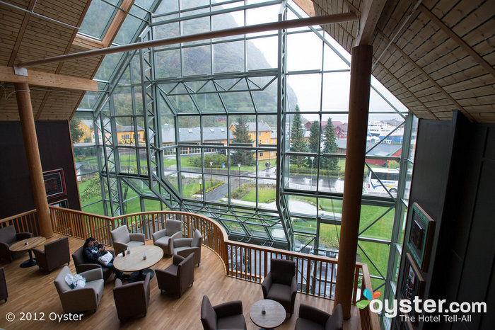 Eine Glaswand im Lounge-Bereich ermöglicht den Gästen einen herrlichen Blick auf die umliegende Landschaft.