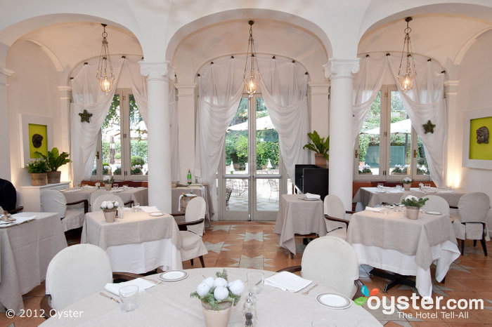 Le Jardin de Russie serve cucina italiana di lusso in uno spazio elegante.