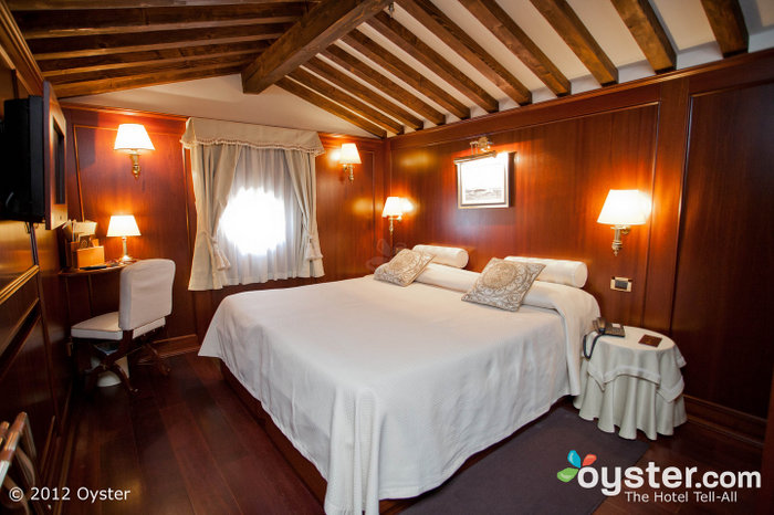 Os elegantes quartos apresentam uma decoração de inspiração marítima e comodidades modernas.