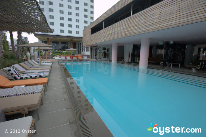 Lenny Kravitz, qui a conçu deux penthouses à la nouvelle SLS South Beach, n'était que l'un des nombreux concepteurs d'hôtels célèbres de cette année.