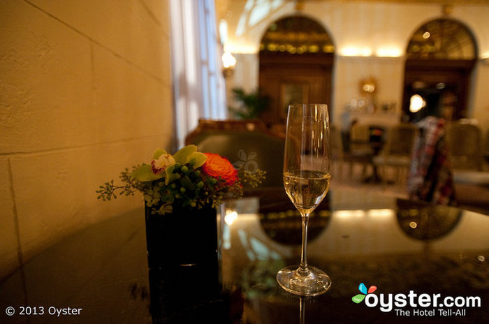 Il Rituale Champagne Sabering si svolge di notte presso il St. Regis Washington DC.