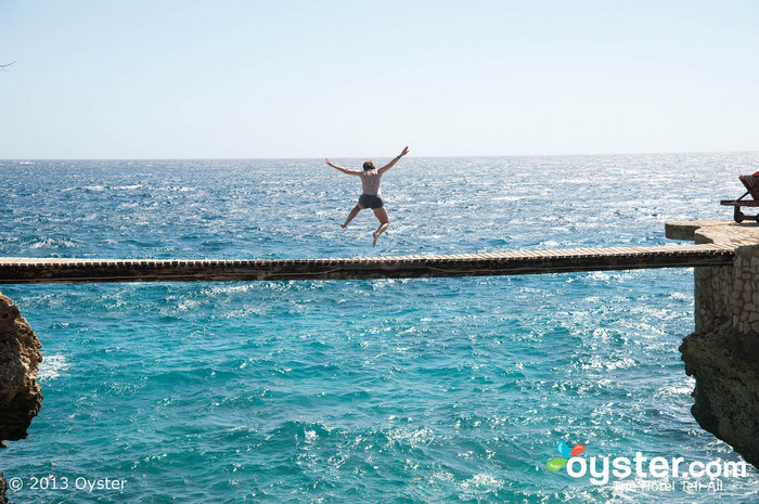 Ein Oyster-Ermittler, der von einer Brücke in Jamaika springt