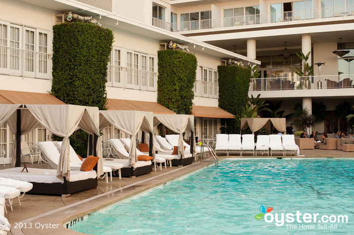 A piscina do Hilton - a maior piscina aquecida de Beverly Hills - vê sua parcela justa de ação na noite de premiação como um lugar para relaxar em meio a festas.