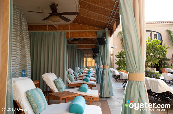 Le cabanas a bordo piscina del Beverly Wilshire Hotel meritano la donazione della campagna.