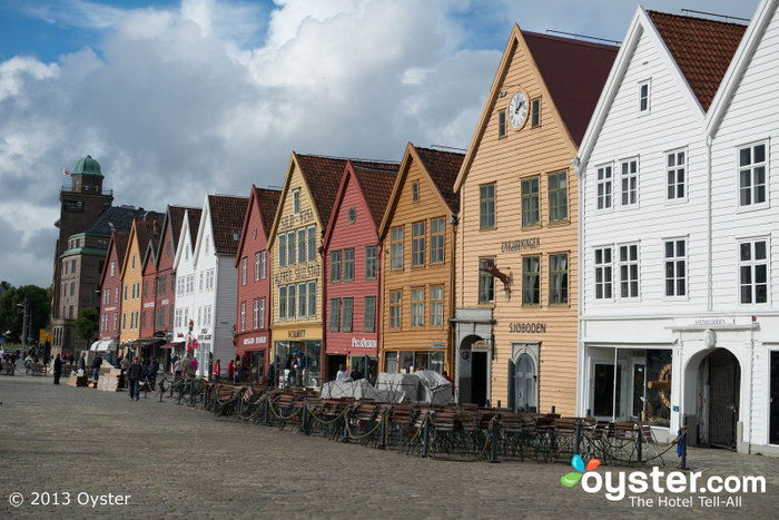 Área de cais Hanseatic encantadora em Bryggen, com edifícios de madeira coloridos do século XVII