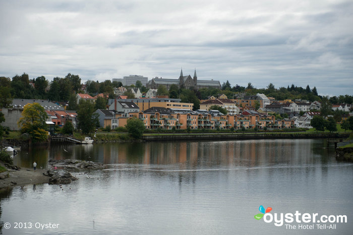 Vista do rio Nidelva da ponte da cidade velha em Trondheim