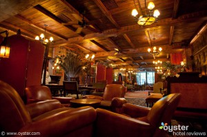 Los muebles vintage de cuero y terciopelo del Bowery Hotel se adaptan a los huéspedes con estilos boho-chic.