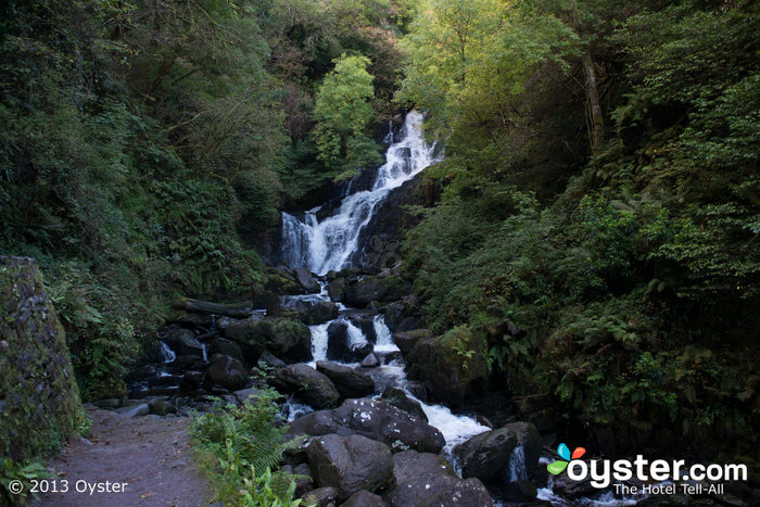 Torc Waterfall è circondata da una vegetazione lussureggiante.